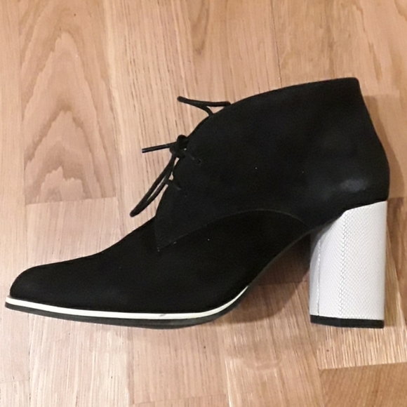 BNWT black  suede bootie with white heel - Picture 3 of 5